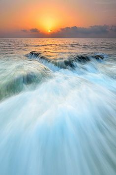 Phần này có thể chứa: the sun is setting over the ocean waves