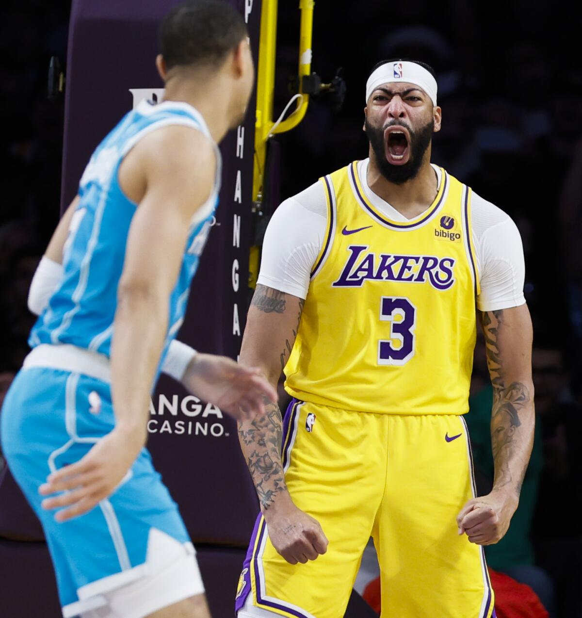 Anthony Davis powers Lakers' surge to beat Hornets - Los Angeles Times
