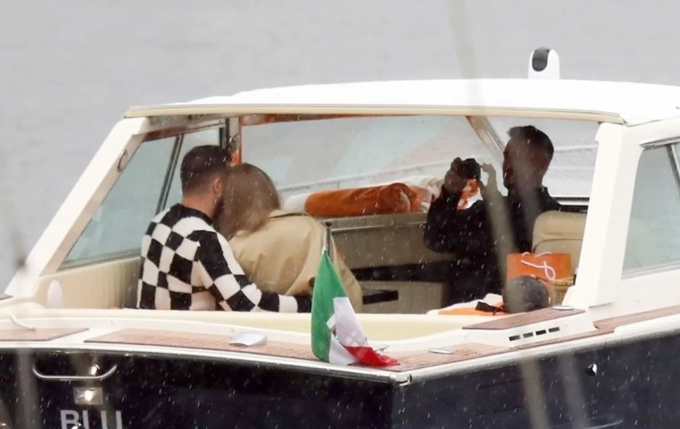The rain could not hinder the American star couple's outing at the famous Italian lake. According to People, Travis and Taylor spent two hours on a boat and visited the picturesque village of Bellagio on Lake Como.