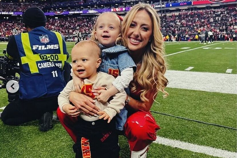 Brittany Mahomes, Sterling and Bronze invade the Allegiant Stadium field to congratulate Patrick | Marca