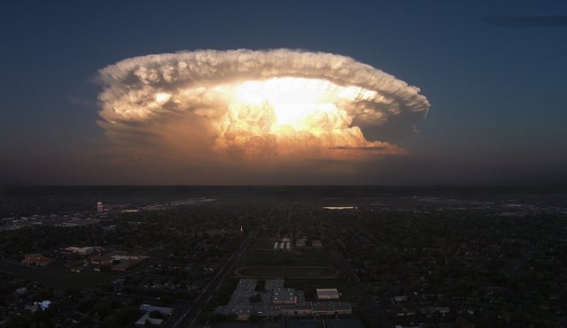 r/weather - Massive storm cloud looking like a mushroom cloud over Texas