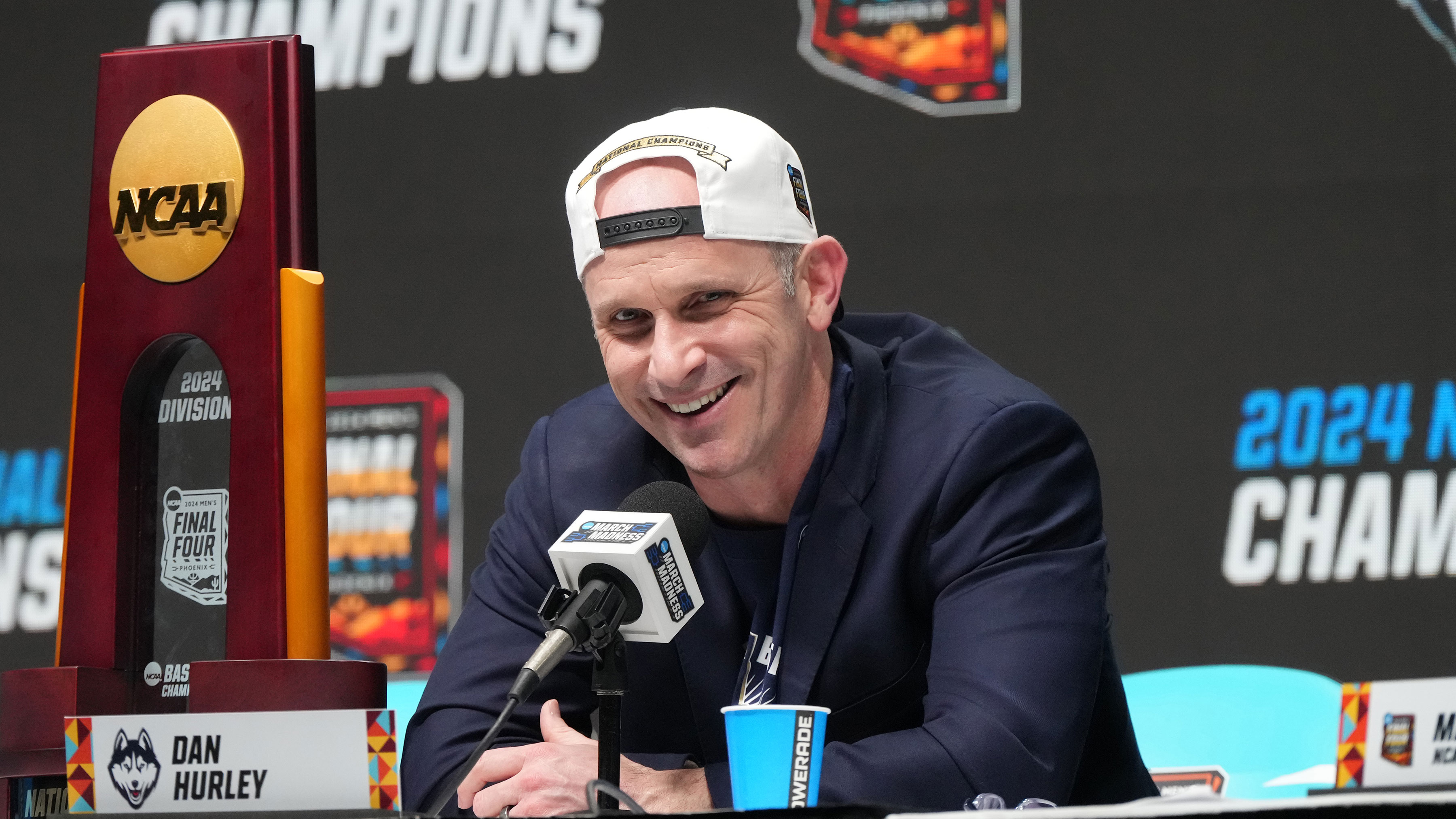 Reports of Lakers pursuing UConn's Dan Hurley for head coach surprise  students, fans – NBC Connecticut