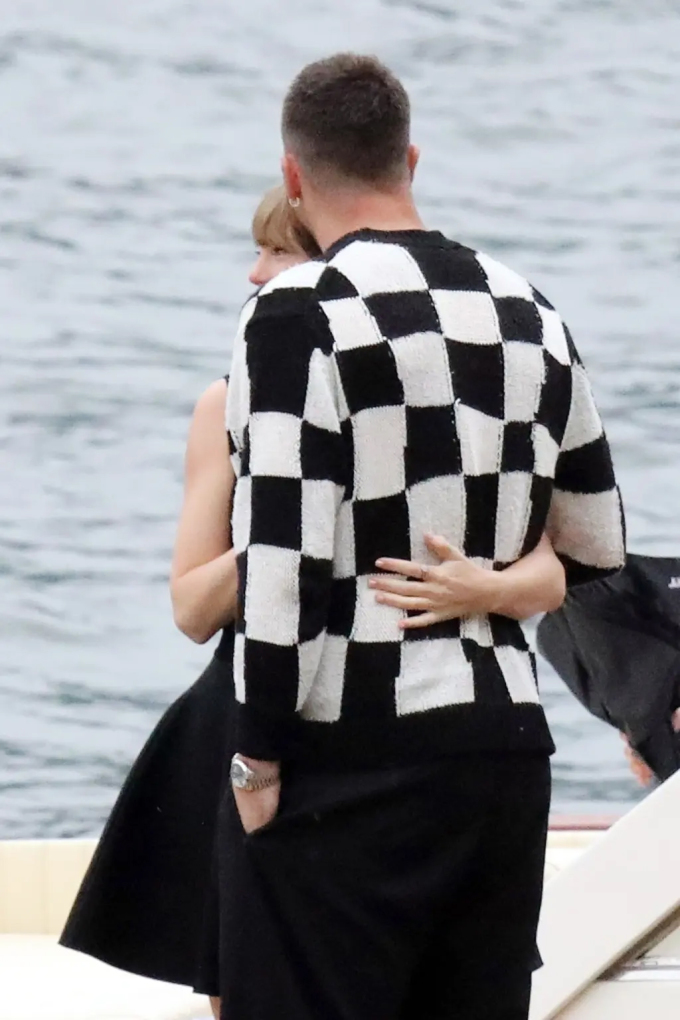 When the rain stopped, the two went to the bow of the boat to take souvenir photos like many other lovebirds.